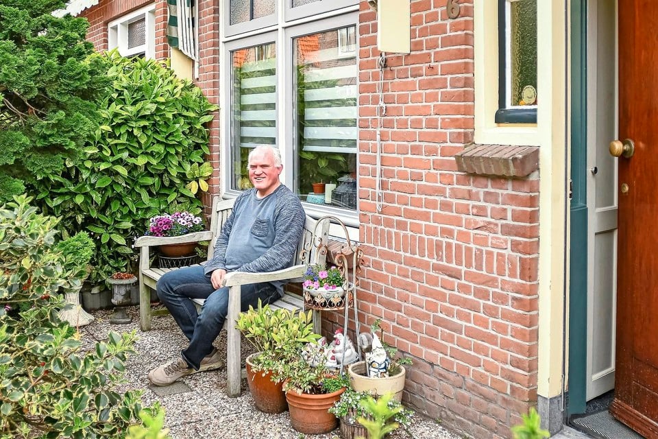 Richard van der Pouw voor de deur van zijn huis.