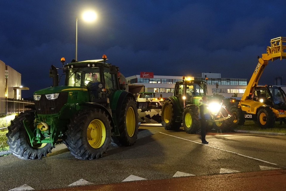 Boeren blokkeren de Vomar in Alkmaar.