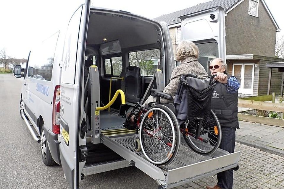 De Seniorenbus Schagen heeft ook een rolstoellift.