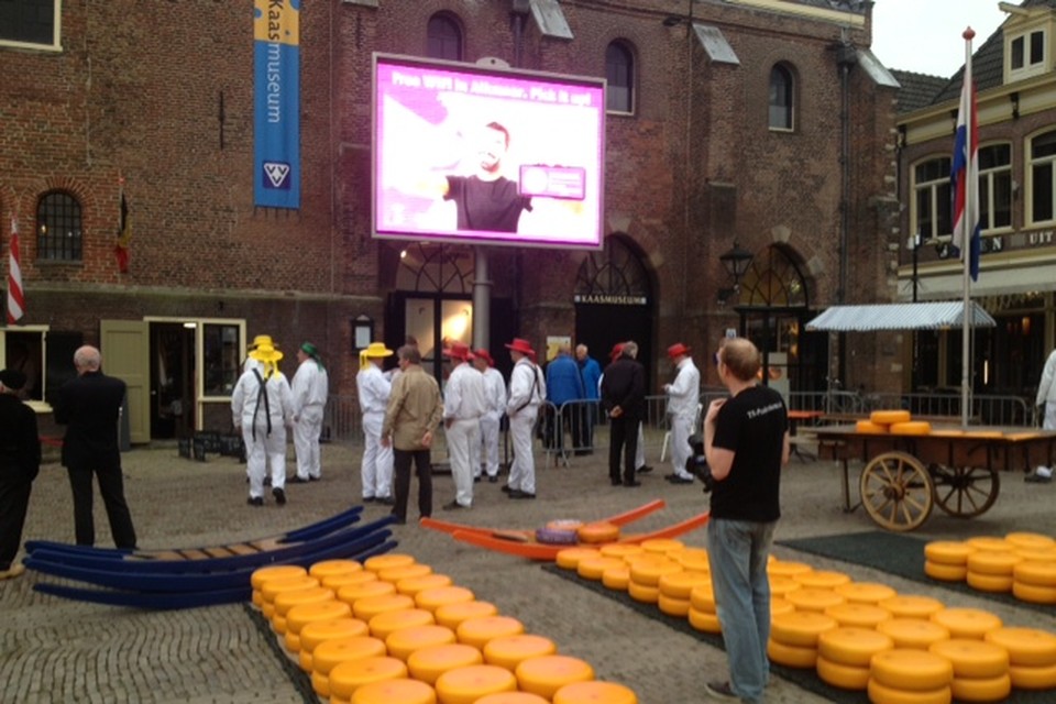Laatste voorbereidingen voor opening Kaasmarkt. Foto: DNP.NU/ Joost van der Leden 
