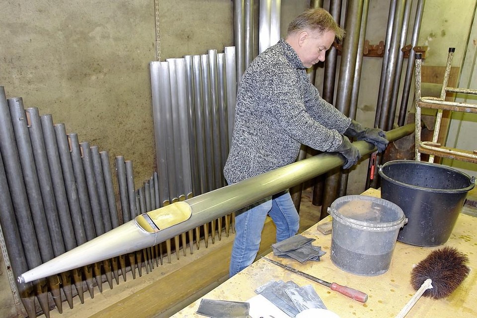 Een medewerker van orgelmakerij Bakker en Timmenga in Leeuwarden is bezig met het poetsen van een frontorgelpijp van het Knipscheerorgel. De demontage gebeurde in oktober en de restauratie zal zo’n zes tot zeven maanden duren.
