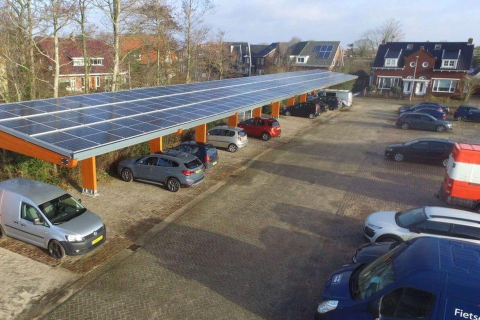 Op het parkeerterrein voor het gemeentehuis is al eerder een ’solar carport’ gerealiseerd.