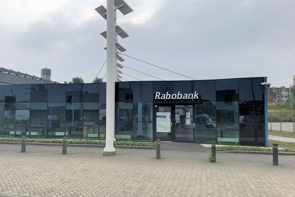 Het nu definitief gesloten pand van de Rabobank aan de Dokweg.