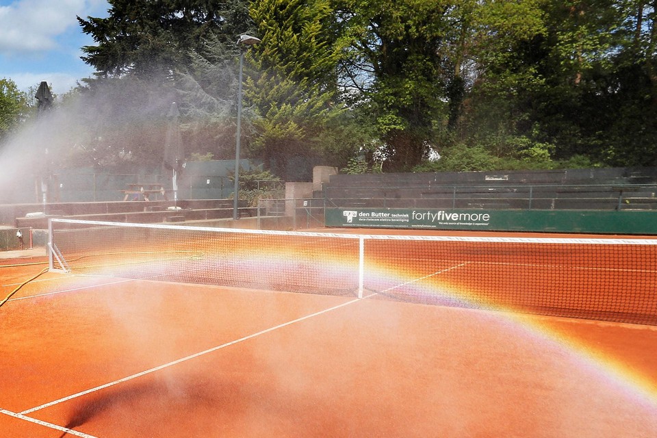 In tegenstelling tot andere sportverenigingen moeten tennisclubs in Waterland zichzelf bedruipen en dat vinden ze niet eerlijk.