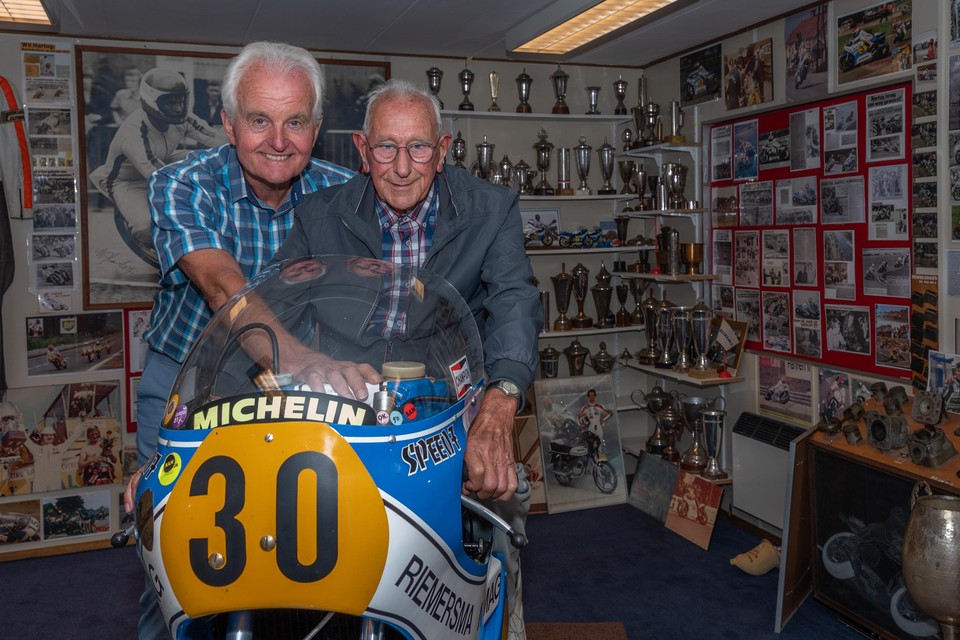 Jan Kout (winnaar Zandvoort ’55) op de 500 cc motor met TT-winnaar Wil Hartog naast hem in het museum te Abbekerk.