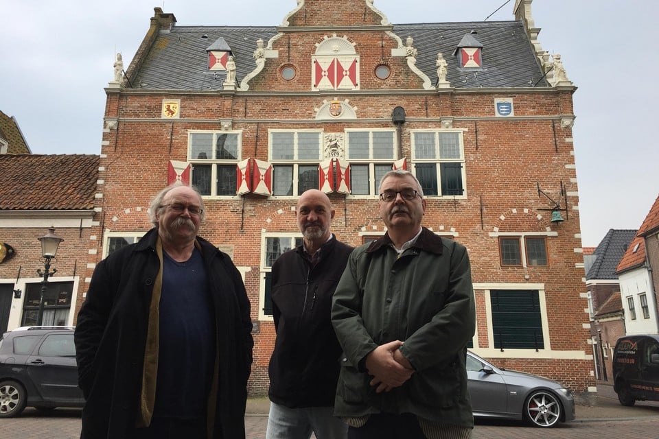 Oud Enkhuizen-bestuursleden Klaas Koeman, Cees Groot en Jan Koekkoek (v.l.n.r) voor de Waag.
