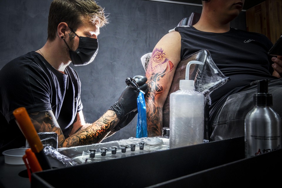’Artist’ Stefan de Goede aan het werk bij JM Tattoo in Alkmaar.