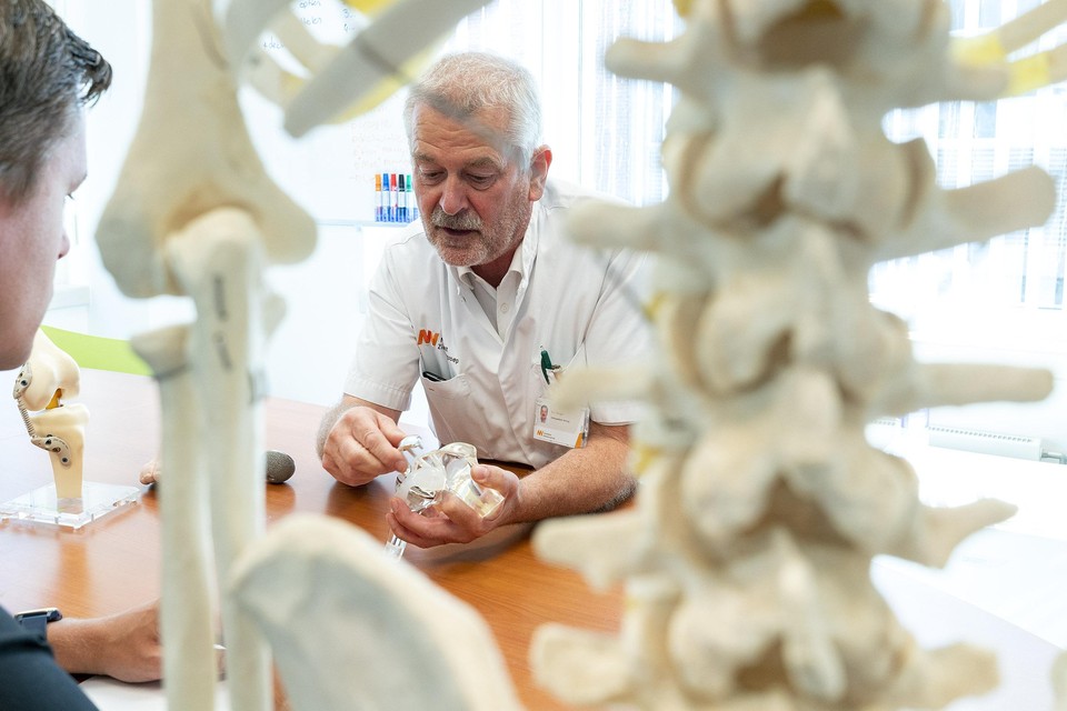 Orthopeed Bart Burger legt de werking van een prothese uit.