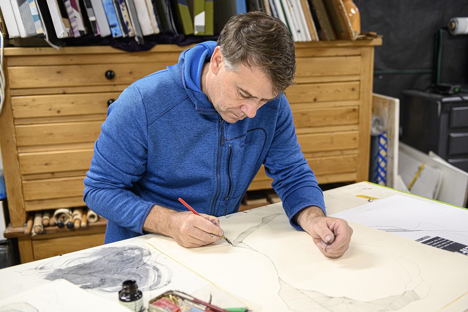 Ed Oosterhoorn aan het werk in zijn atelier in Westzaan.