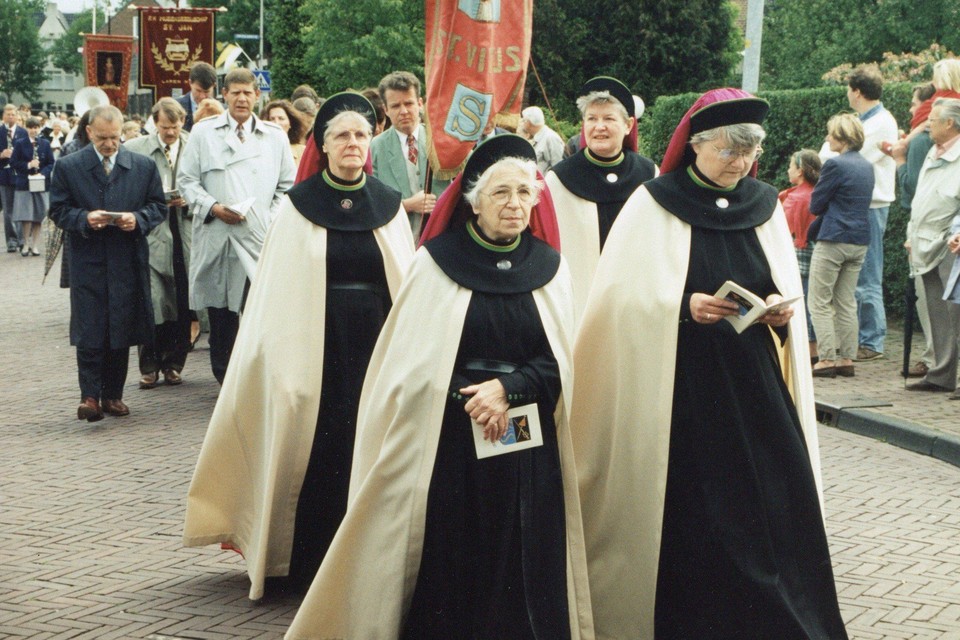 Zusters tijdens de St. Jansprocessie in Laren. Waar is deze foto precies gemaakt? Wie herkent wie?
