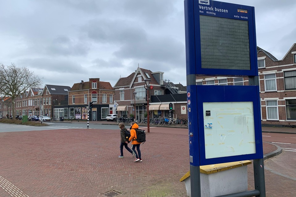 De informatieborden bij het station van Alkmaar zijn al maanden buiten gebruik.