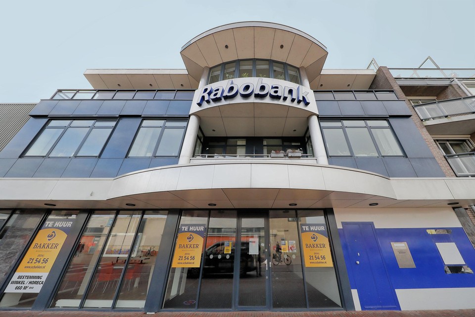 Te huur: het bankkantoor van de Rabobank aan de Nieuwstraat in Schagen dat op 31 december definitief de deuren voor het publiek sloot. Daarmee kwam een eind aan een 115 jaar oude historie.