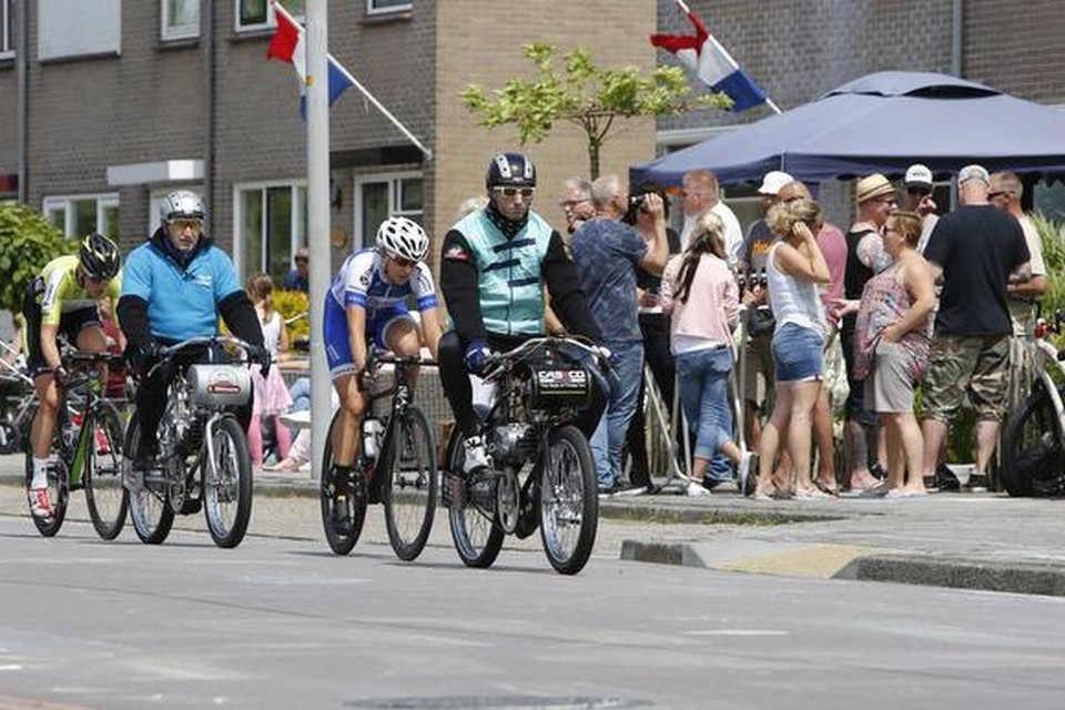 Het criterium voor dames werd tijdens de 38e Wielerronde van Obdam vervangen voor een dernyrace. In het blauw winnares Winanda Spoor.
