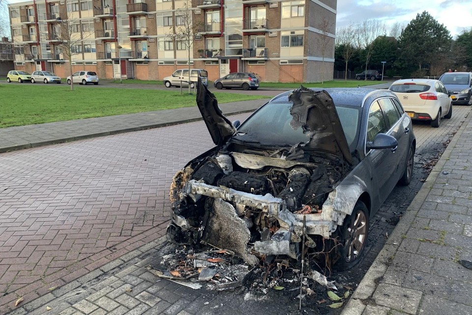 De door brand verwoeste Opel Insignia in het parkeervak aan de Schoenerstraat in Den Helder.