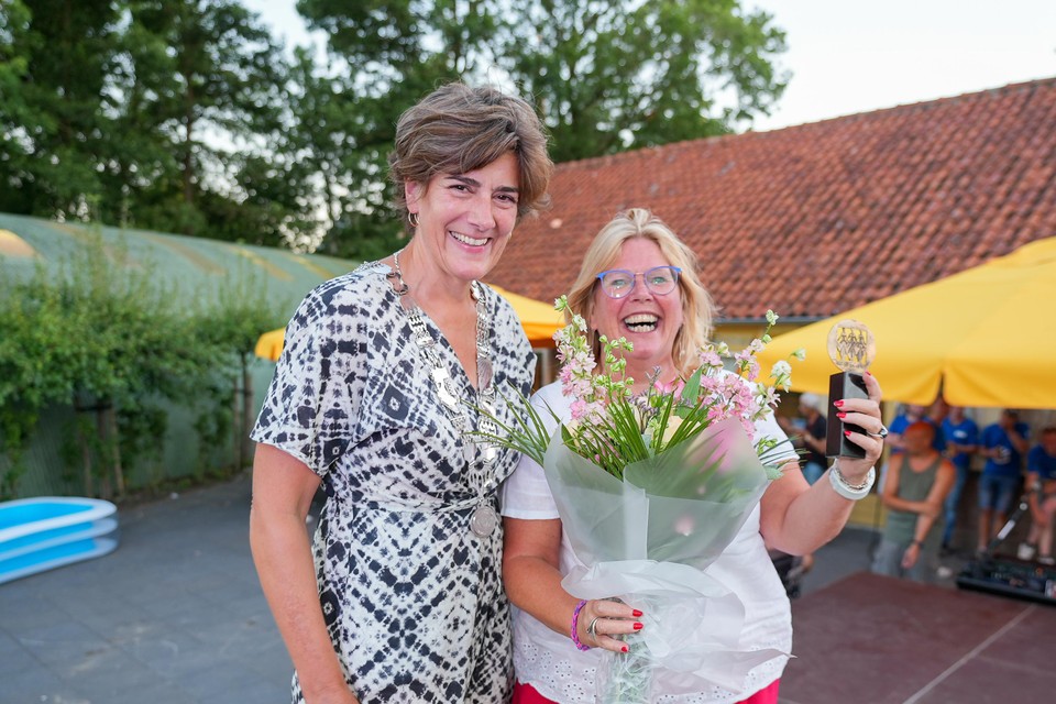 Een glunderende Annelies Blank kreeg de erepenning uit handen van de burgemeester van Waterland, Marian van der Weele.