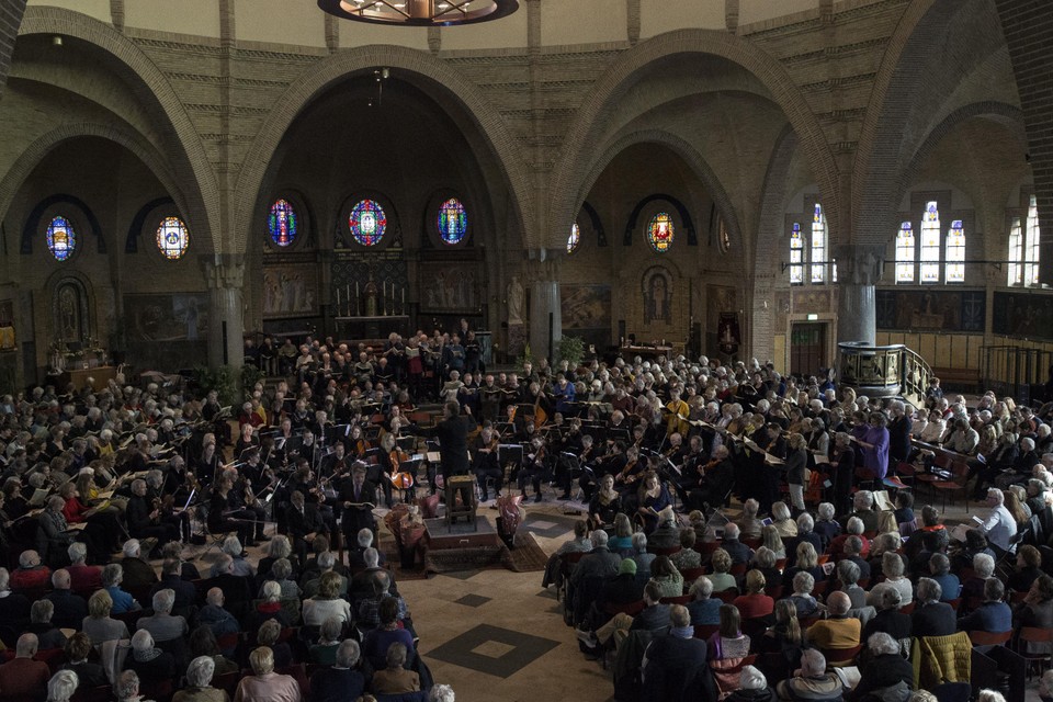 Vierhonderd koor- en orkestleden bijeen in de Agathakerk.