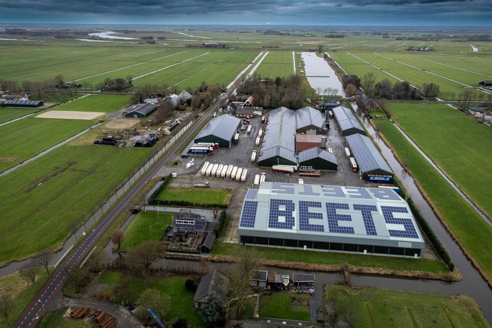 Transportbedrijf Beets bv aan de Oosterdwarsweg 1 in Wijdewormer.