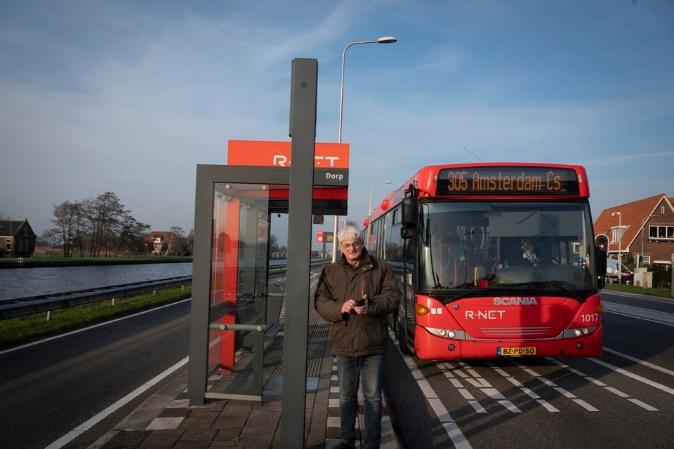 Peter van Straten en andere reizigers moeten bij de gemankeerde halte in Watergang al een jaar lang raden hoe laat de bus komt.