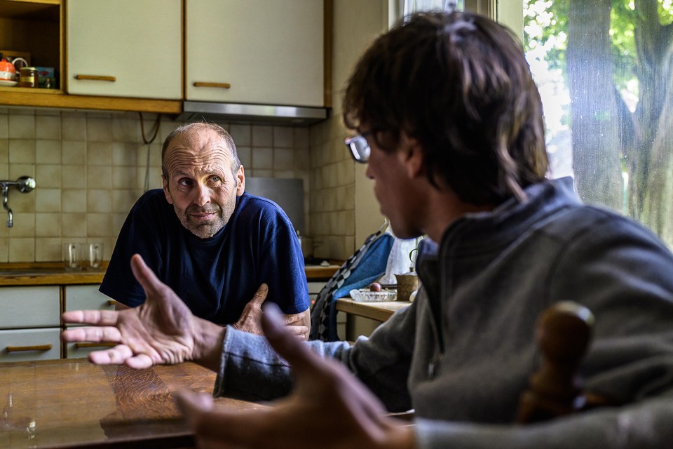 Mark Flipse (rechts) aan de keukentafel in gesprek met Cees Oudkerk.