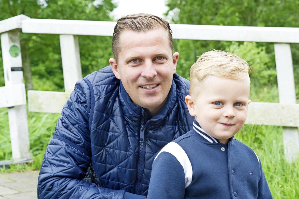 Jack Tuijp met zijn tweejarige zoontje Jake. ,,Ik kan voetbal en privé goed gescheiden houden.’’