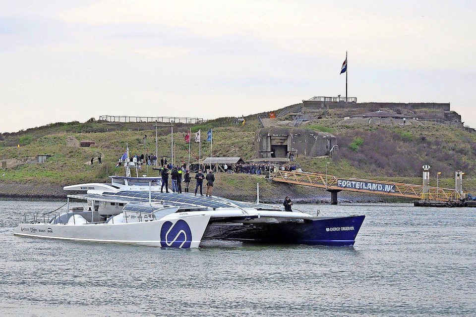 Het voormalige wedstrijdzeilschip Energy Observer is het eerste schip ter wereld dat wordt aangedreven met waterstof. In 2019 deed de boot de haven van IJmuiden aan.