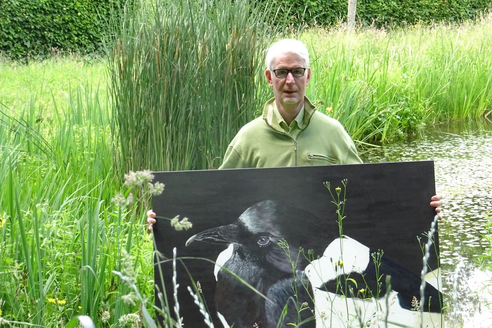 Cees Verkerke met een van zijn natuurschilderijen.
