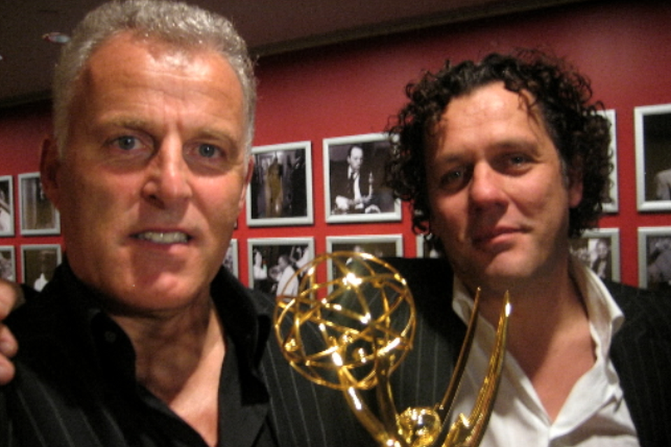 Van der Spek en De Vries met hun Emmy Award (2008) voor hun reportage over Natalee Holloway.