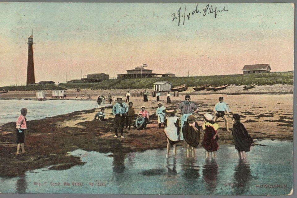 Een oude prentbriefkaart van Huisduinen. Kinderen vermaken zich op het strand.