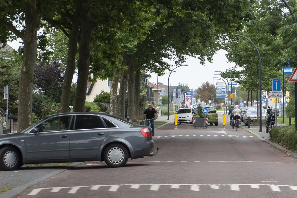 Sinds de ’knip’ in de Rijksstraatweg-Alkmaarseweg - ruim een jaar geleden - worstelen bewoners van de Maerten van Heemskerckstraat naar eigen zeggen eveneens met gevaarlijke verkeerssituaties bij hen voor de deur.
