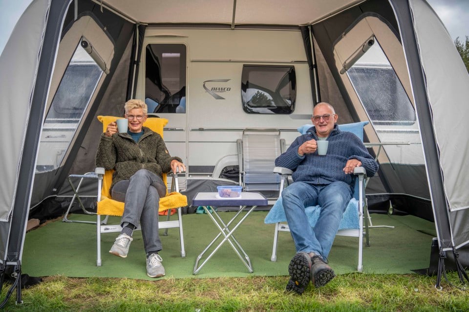 Arie en Gea Vroege in de voortent bij hun caravan op camping Helmzicht.