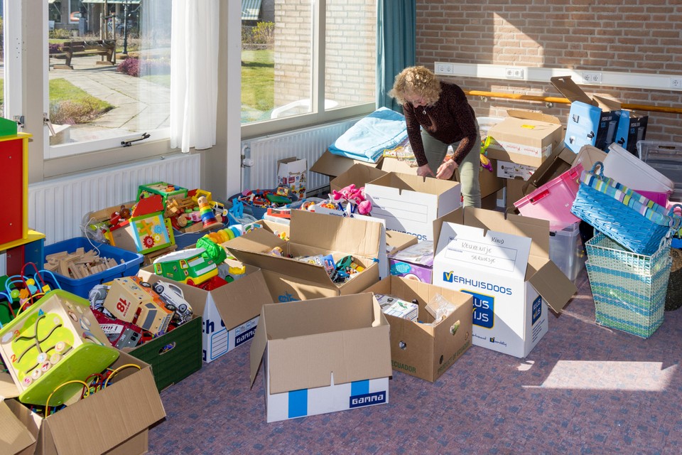 Alle ingezamelde spullen, zoals ook het vele speelgoed, wordt zorgvuldig gesorteerd.