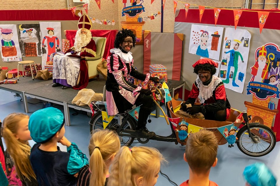 In groepjes mochten de kinderen bij Sinterklaas op audiëntie in de gymzaal.