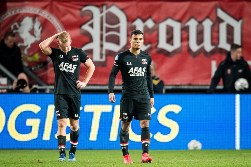 Van links naar rechts: Dani de Wit en Owen Wijndal van AZ tijdens de wedstrijd tegen FC Twente.