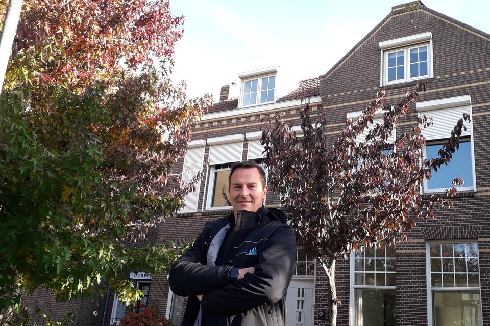 Vastgoedmanager Marc Laan van Het Grootslag voor de voormalige pastorie in Onderdijk.