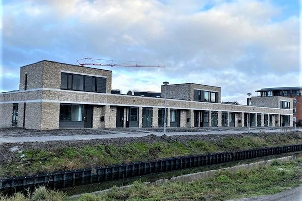 De acht nieuwe modern ogende huurwoningen van De Woonschakel aan de Ringsloot in Hoogkarspel.