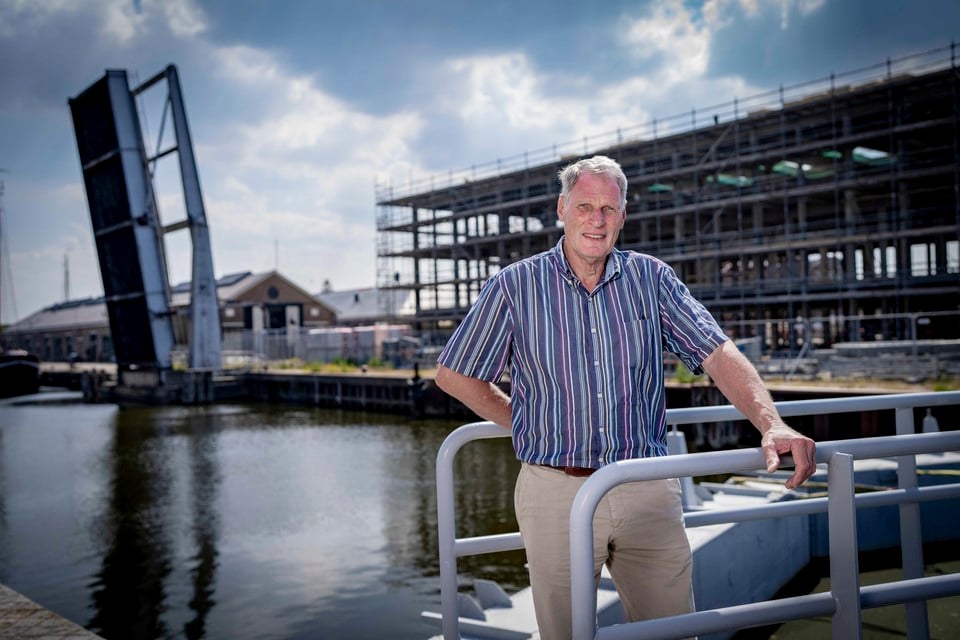 Eef van den Broek, woordvoerder van de havenbedrijven en jachthavens, bij de Boerenverdrietsluis: ,,Het college wil eenzijdig bepalen dat die omvaarroute er komt.’’