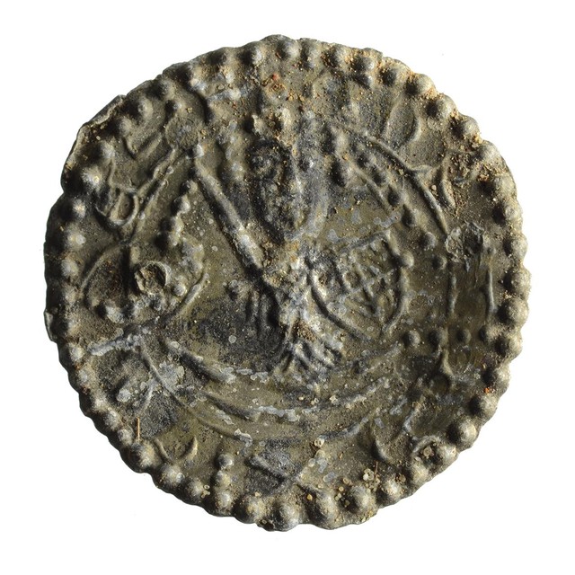 Speld van tin/lood met afbeelding munt, 1350-1450.
