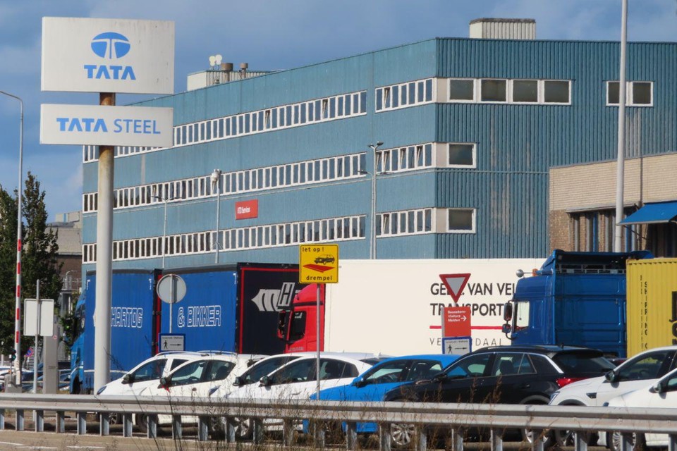 De vijf asbestincidenten uit 2021 kwamen allemaal voor rekening van de Hoogoven Technische Dienst, gevestigd in het blauwe gebouw bij Tata Steel. In totaal 61 werknemers werden hierbij blootgesteld aan de kankerverwekkende vezels.