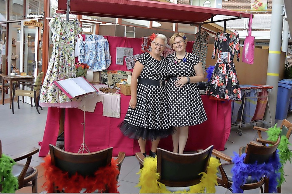 Anneke Molenaar en Evita de Waard als de Polka-Dots op de open dag in woonzorgcentrum De Bron.