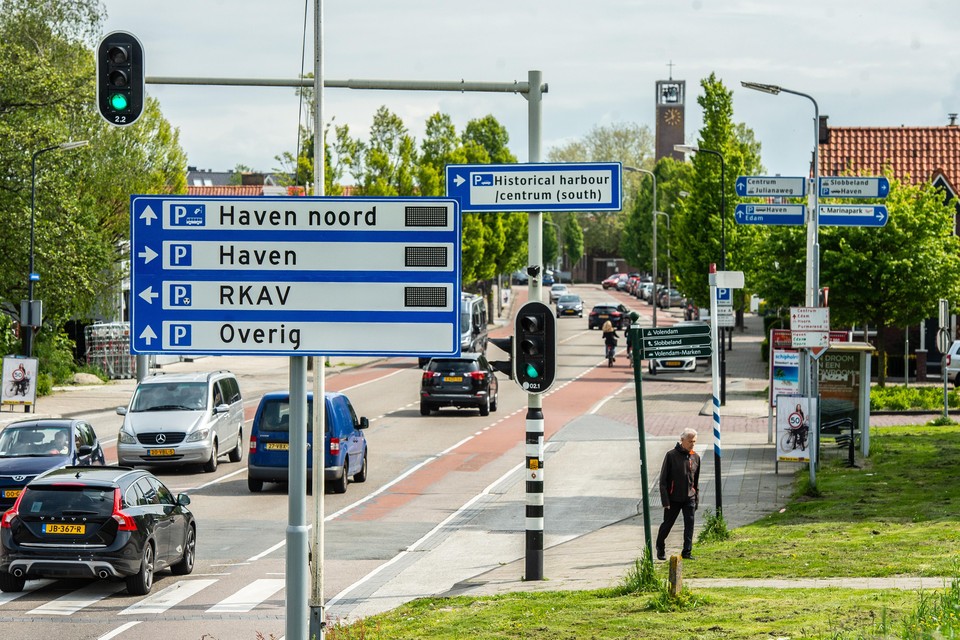 De Julianaweg in Volendam zal gefaseerd worden aangepakt.