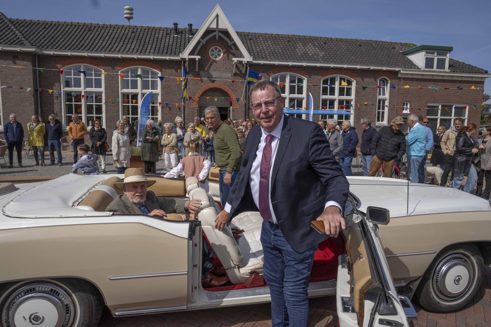 Wethouder Peter de Vrij kreeg een lift met een Cadillac Eldorado naar Huisduinen.