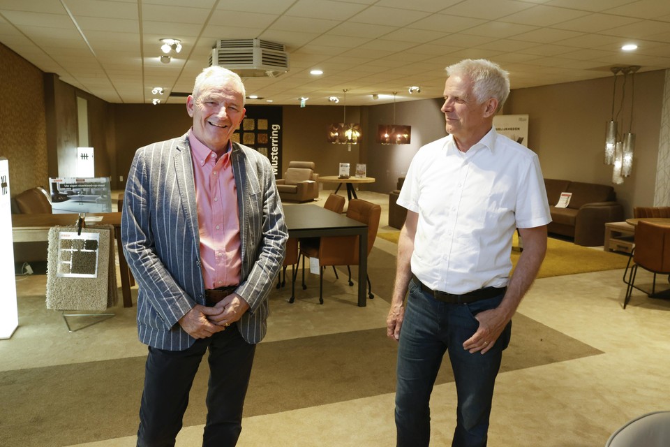 De broers Piet en Fred van de Loosdrecht in hun winkel aan de Gijsbrecht. Zaterdag is de zaak voor het laatst open.
