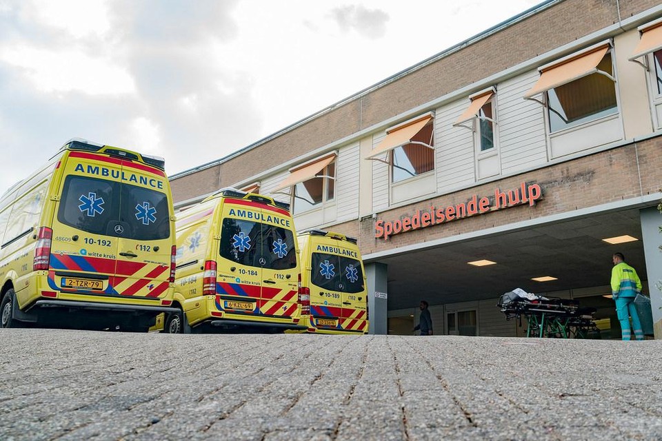 Ambulances staan paraat bij de spoedeisende hulp van het Noordwest Ziekenhuis in Alkmaar.