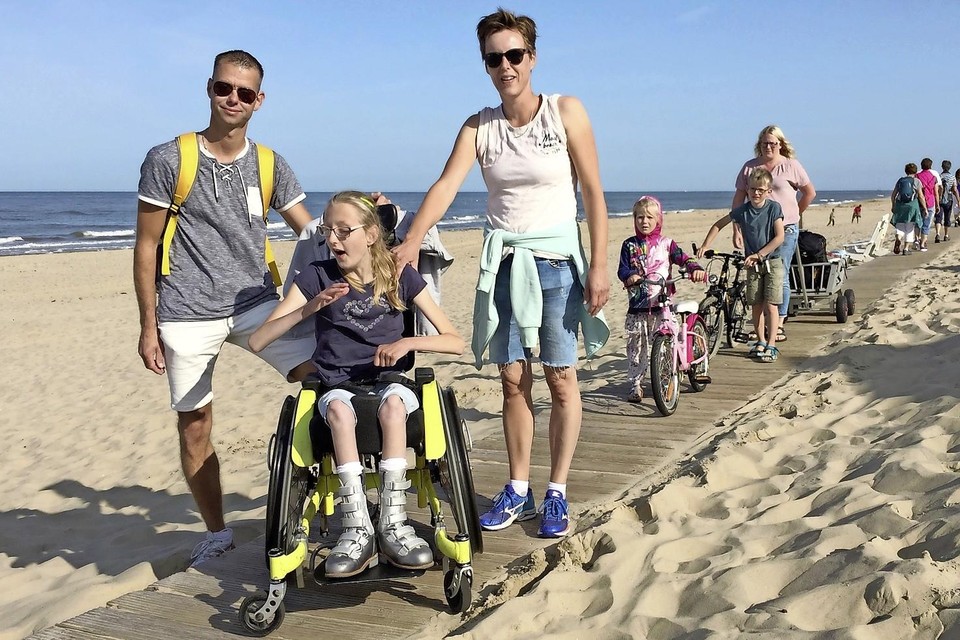 Dané (11) uit ’t Zand met haar ouders Bas en Ellen op het strand, onderweg met Rondje Julianadorp.
