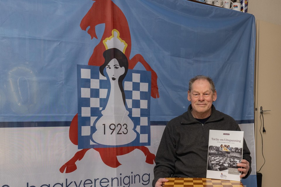 Co Buysman met zijn boek over 200 jaar schaken in Hoorn.