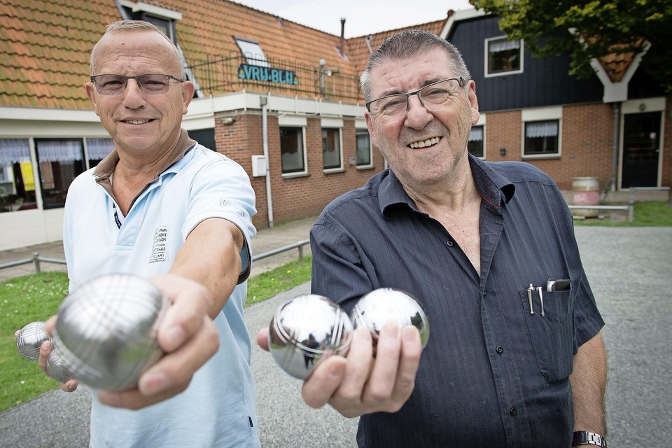 Jeu de boulesbaan van Vrij en Blij in Landsmeer. Links: André van Beek.  Rechts: Hans Ham.