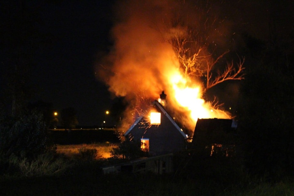 Een vlammenzee verwoestte een pand in De Woude.