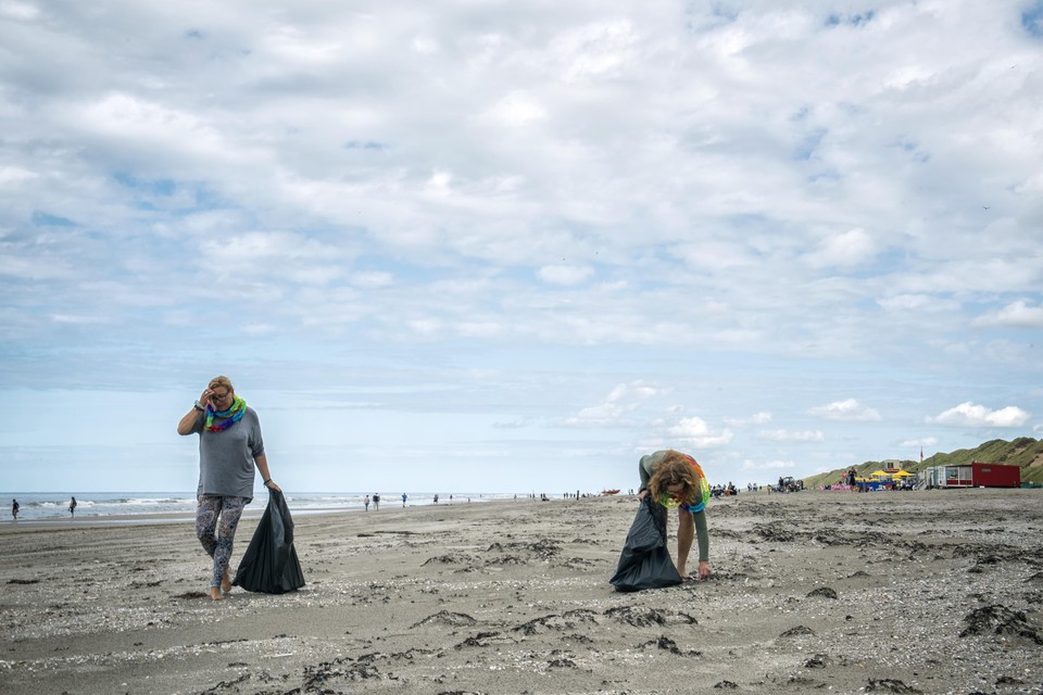 Ook bewoners van de strandhuisjes helpen het strand op te ruimen.