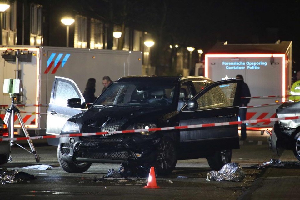 2015: De klemgereden auto van de verdachte wordt in de Knokkestraat, in de Amsterdamse wijk Nieuw-Sloten, onderzocht door forensisch medewerkers van de politie. Een arrestatieteam had de persoon in de auto neergeschoten.