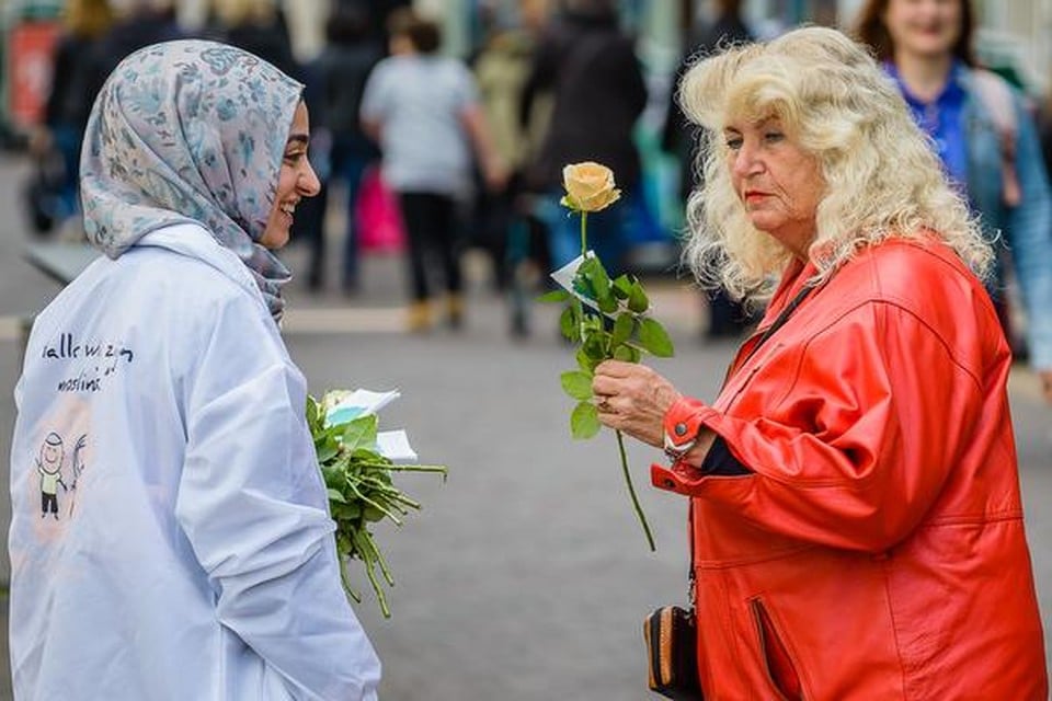 Halime Tosun(links): ,,Islam is vrede. Daarom delen wij rozen uit’’.